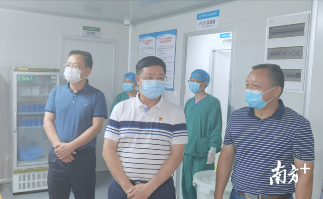 唐慶衛(wèi)在核酸檢測實驗室檢查督導(dǎo)核酸檢測工作。