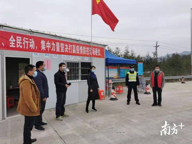 譚麗在西岸指導(dǎo)疫情防控宣傳工作。