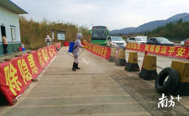 對省交界鳳頭嶺檢測點(diǎn)進(jìn)行消毒。