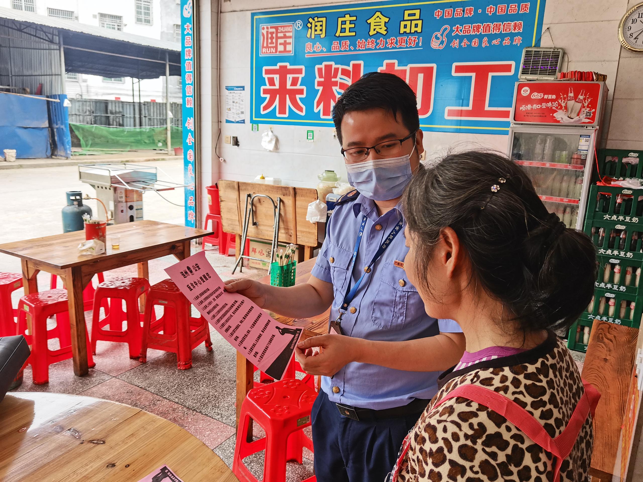各市監(jiān)所深入到各個(gè)體戶和企業(yè)引導(dǎo)安裝“國(guó)家反詐中心”APP（1）.jpg