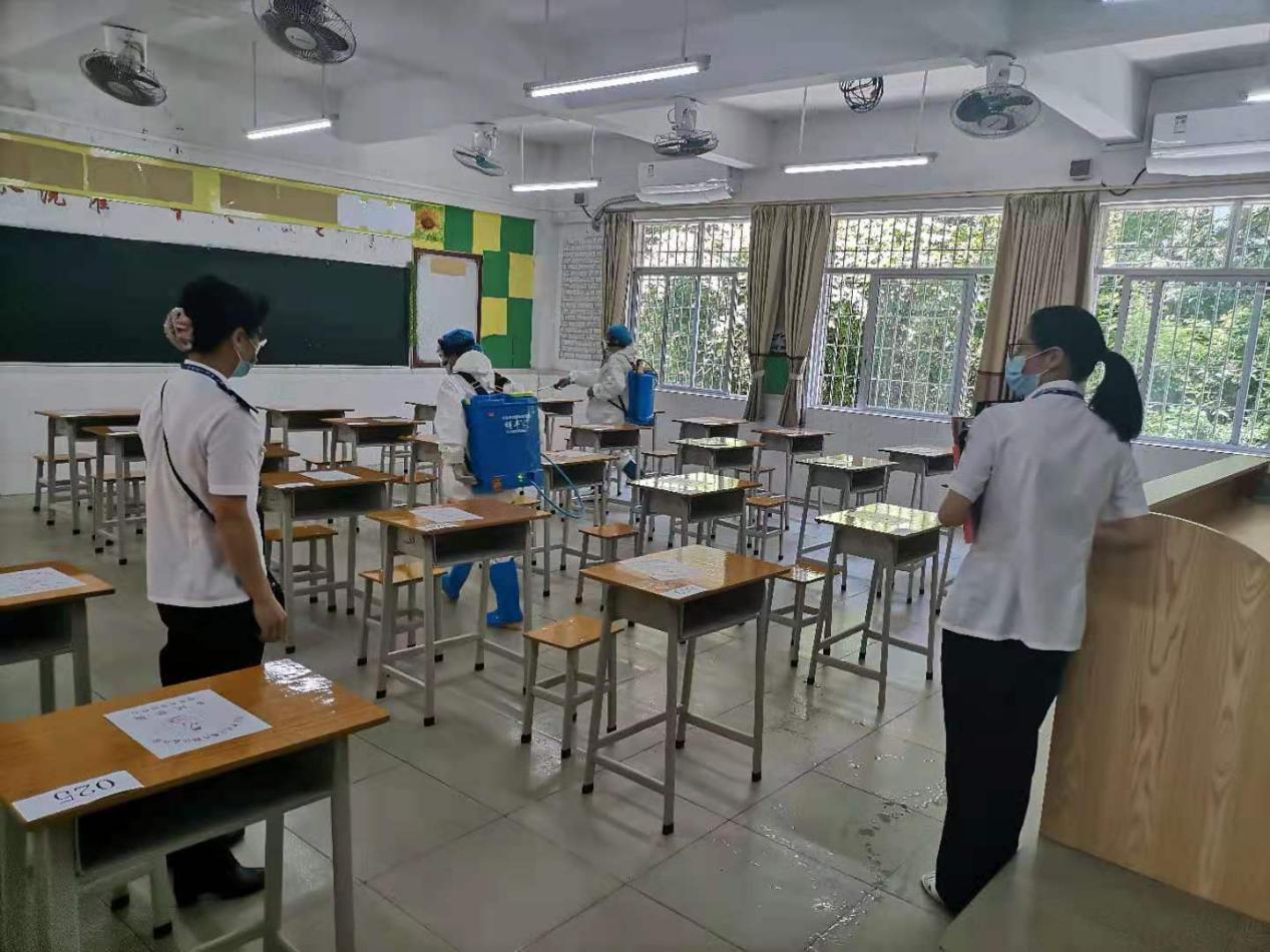 連州市衛(wèi)生監(jiān)督所監(jiān)督員對連州中學(xué)考場試室進(jìn)行全面預(yù)防性消毒進(jìn)行監(jiān)督檢查.jpg