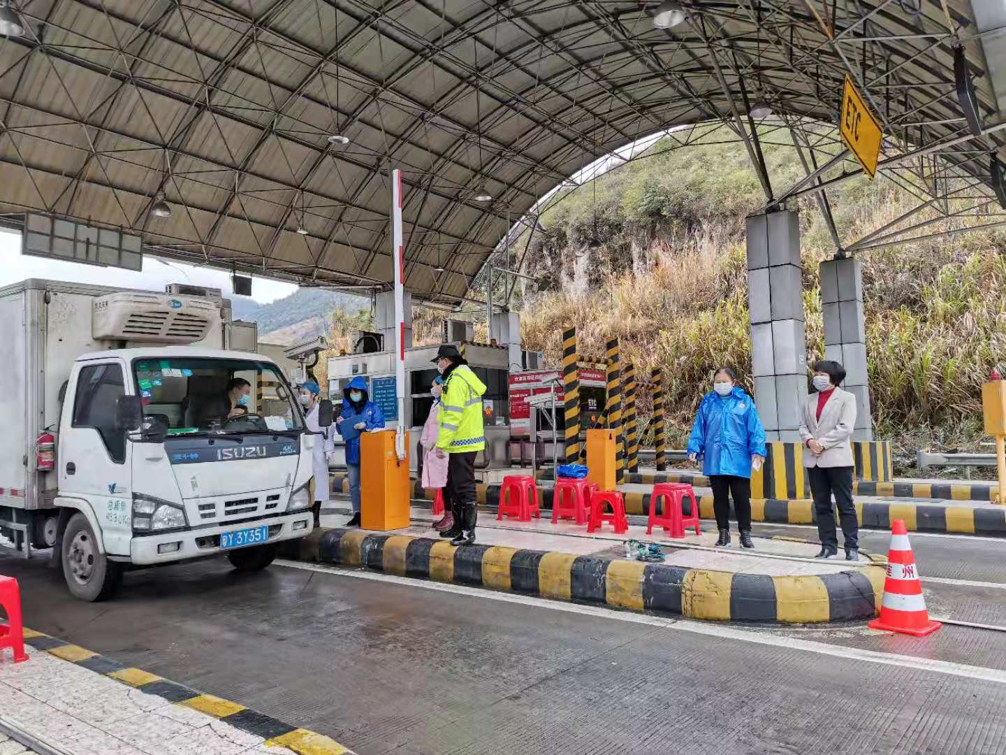 水足塘檢查站：值守人員對過往車輛、人員進行排查