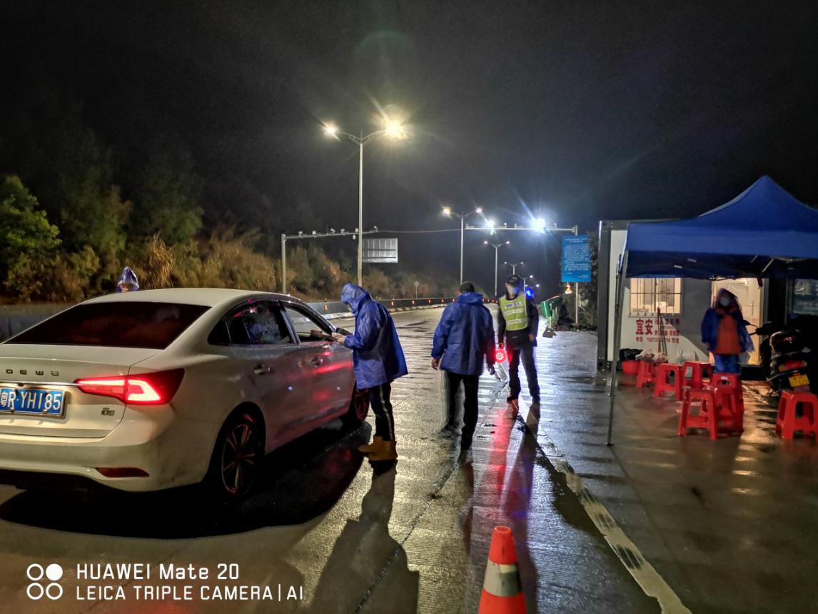 值守人員對過往車輛、人員進行排查