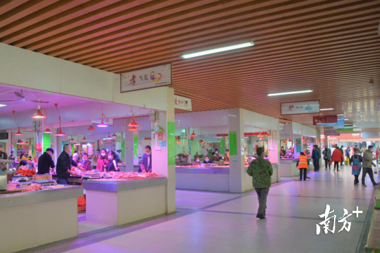 “美顏”升級(jí)后的肉菜市場(chǎng)。張曉欣 攝