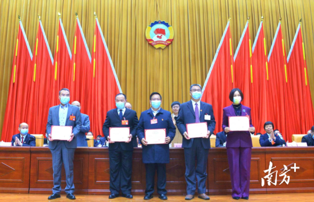 表彰優(yōu)秀提案。張曉欣 攝