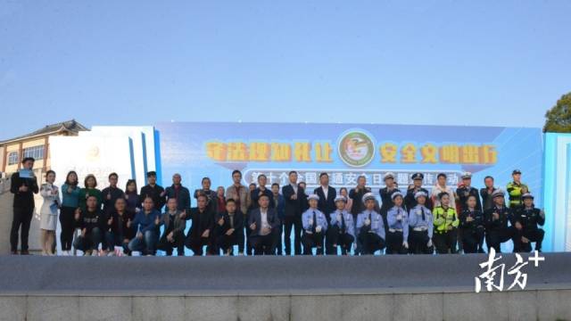 12月2日，連州舉行“守法規(guī)知禮讓、安全文明出行”交通安全宣傳活動(dòng)。張曉欣 攝