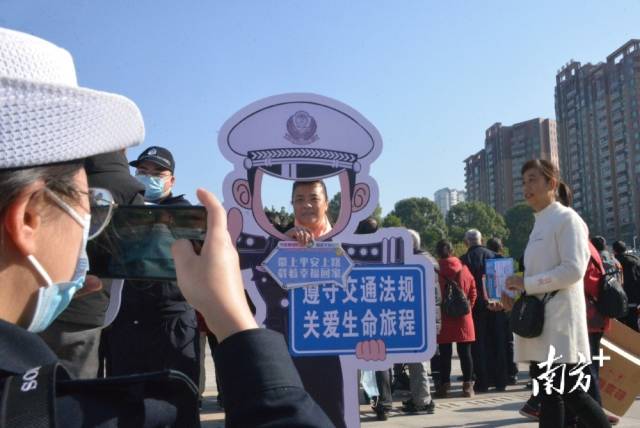 市民留影。張曉欣 攝