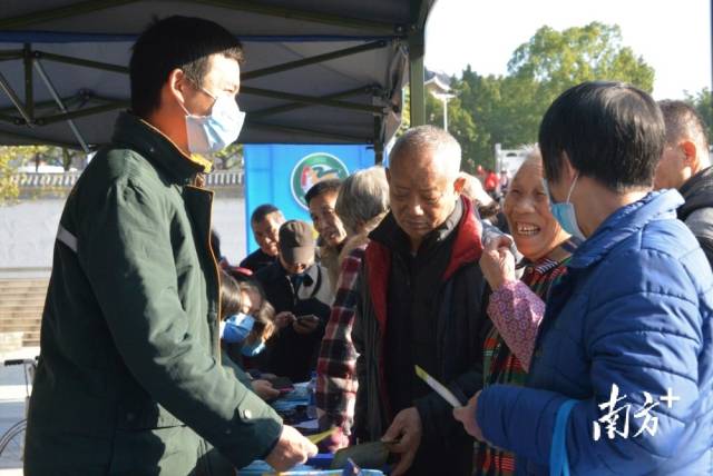 活動(dòng)以互動(dòng)體驗(yàn)、展示咨詢等方式，向群眾宣傳交通安全知識(shí)。張曉欣 攝