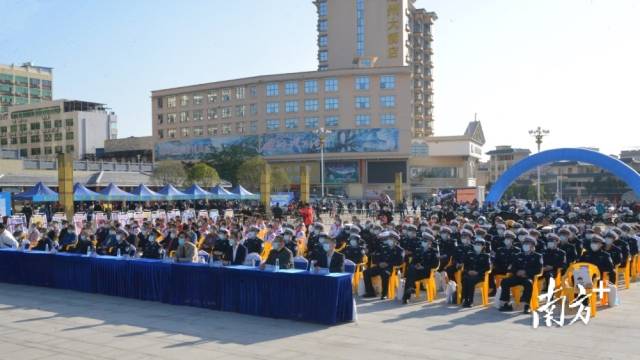 相關(guān)政府機(jī)關(guān)單位、行業(yè)代表、師生代表、市民群眾等參加活動(dòng)。張曉欣 攝