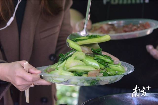 連州菜心炒臘肉。張曉欣 攝