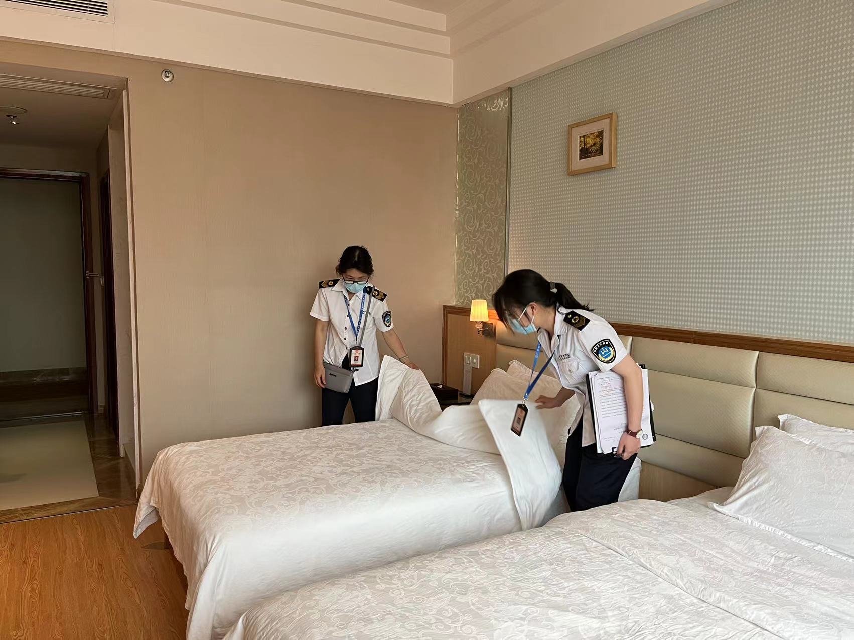 連州市衛(wèi)生監(jiān)督所執(zhí)法人員對公共用品用具清洗、消毒、保潔情況進(jìn)行檢查.jpg