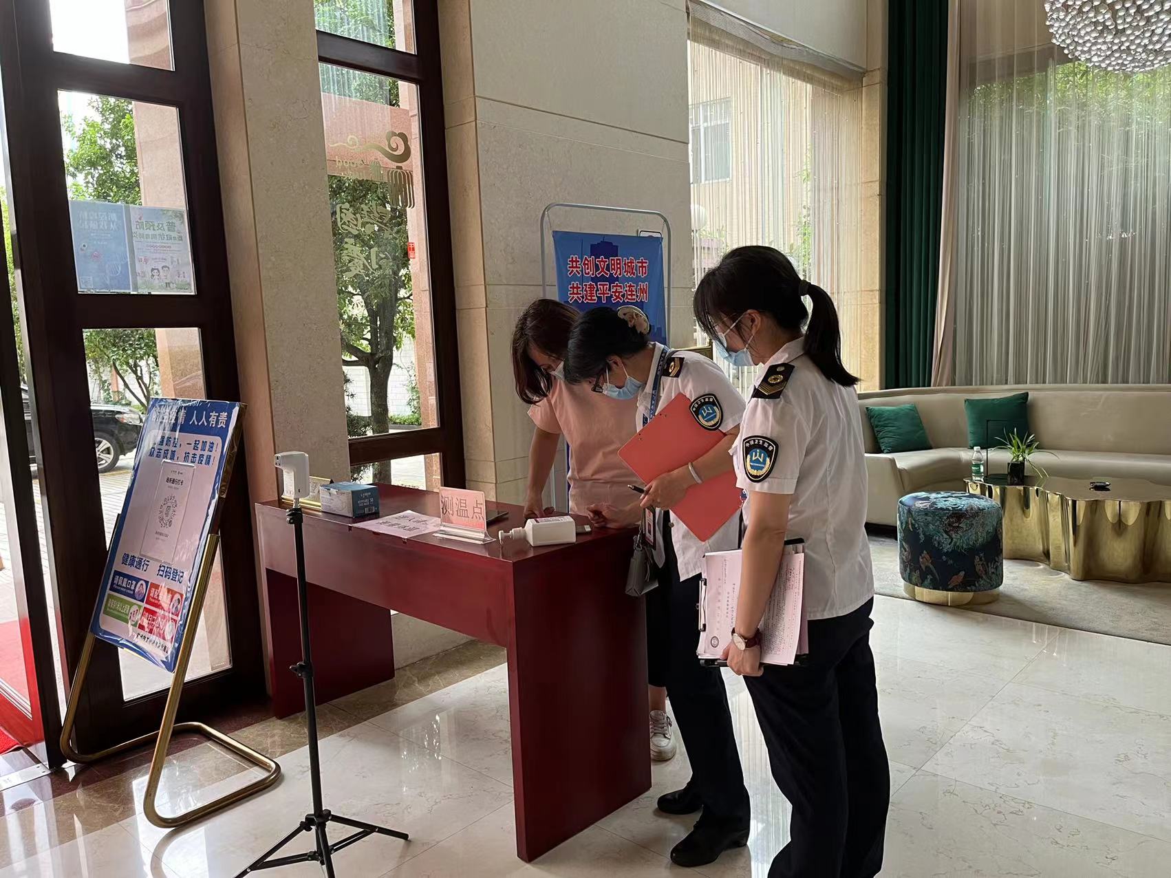 連州市衛(wèi)生監(jiān)督所執(zhí)法人員對連州市花園假日酒店進(jìn)行衛(wèi)生監(jiān)督督查.jpg