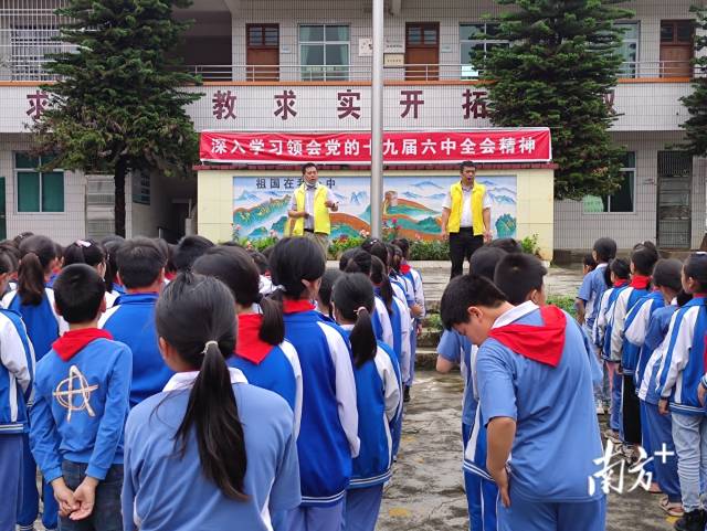 九陂鎮(zhèn)各中小學校開展未成年人防溺水安全教育宣傳。