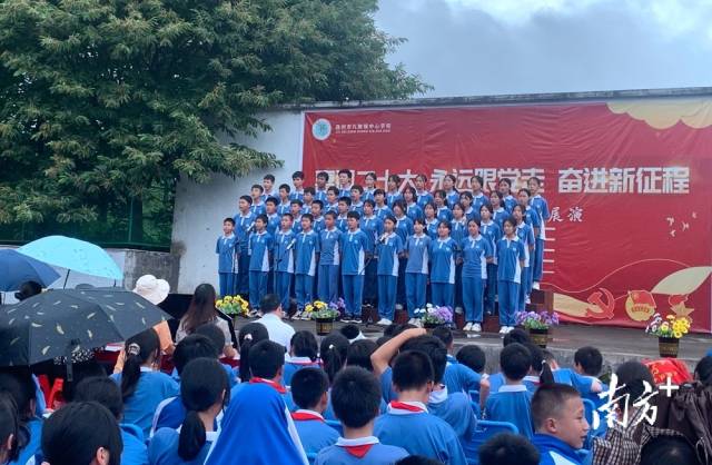 九陂鎮(zhèn)中心學(xué)校開(kāi)展藝術(shù)展演活動(dòng)。