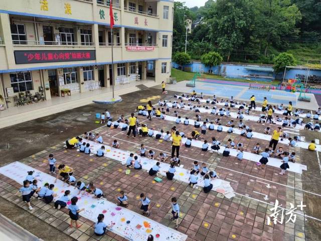 九陂鎮(zhèn)中心幼兒園開(kāi)展“少年兒童心向黨”主題繪畫(huà)大賽。