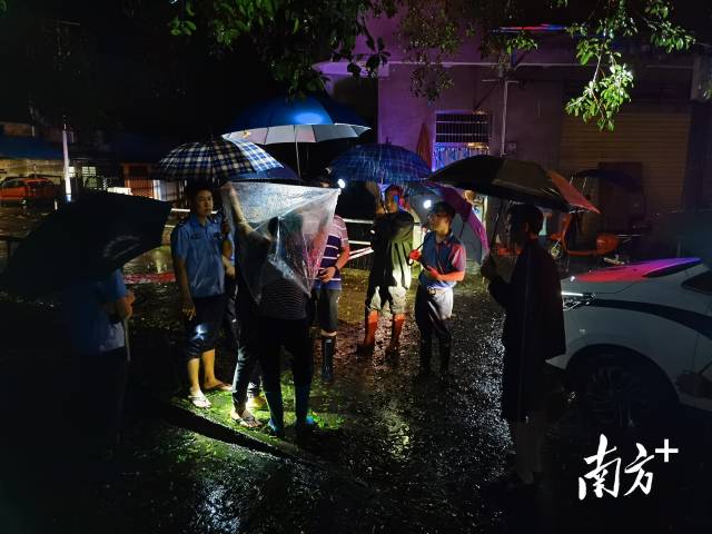 22日凌晨5時(shí)，轉(zhuǎn)移受困群眾。