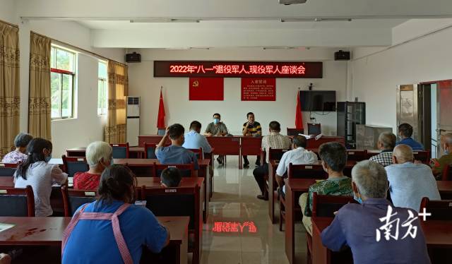 召開村級(jí)退役軍人、現(xiàn)役軍人座談會(huì)。