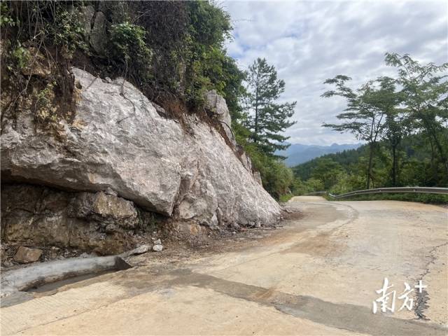 山石被清理后，道路此處的視野變得很是開闊。