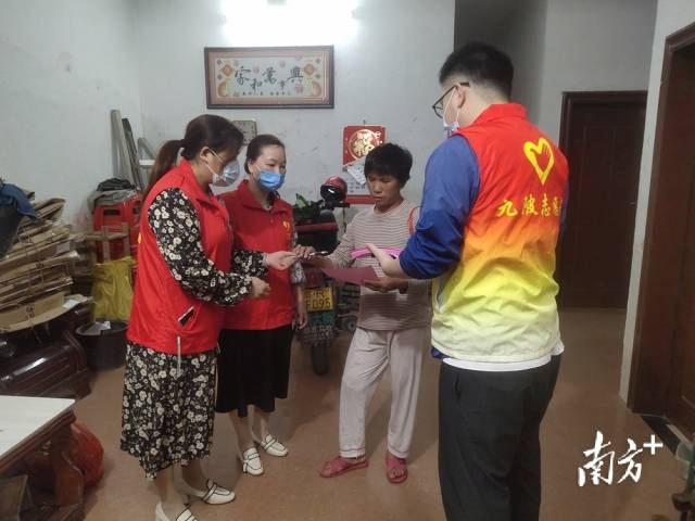 進(jìn)村入戶開展森林防滅火宣傳。