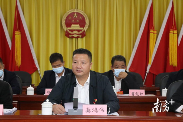 連州市委常委、副市長(zhǎng)、九陂鎮(zhèn)黨委書記綦鴻偉作講話。