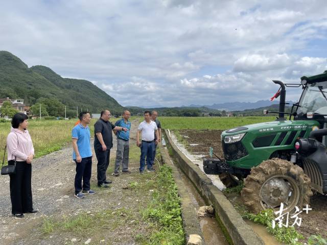 到田間查看耕地機(jī)工作情況。