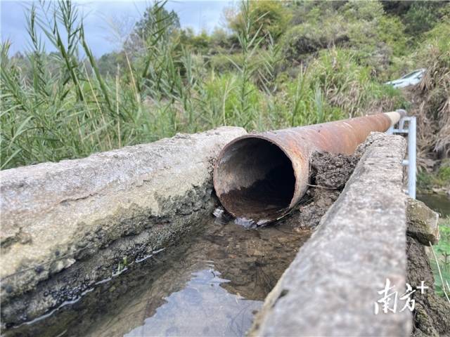 連接兩岸的跨河水渠。