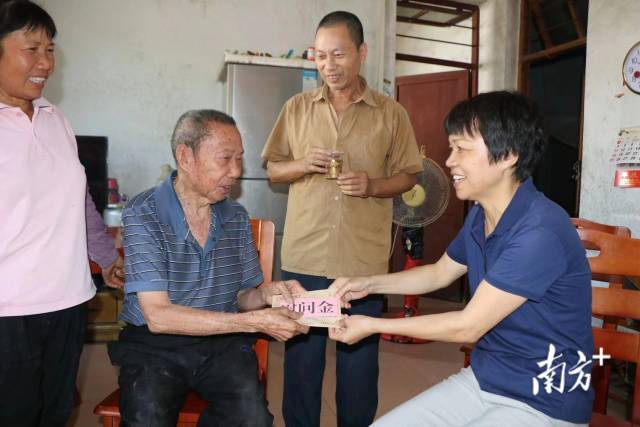 走訪慰問老黨員張臺。