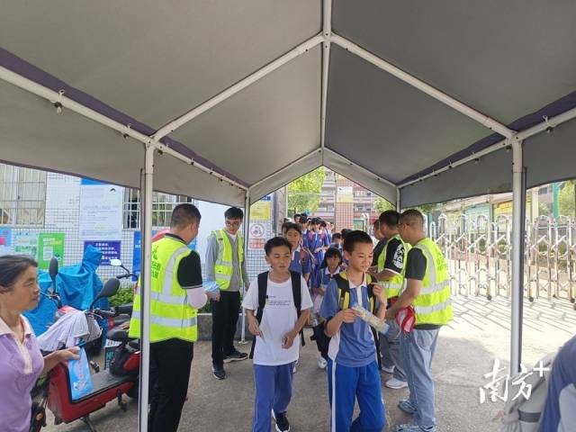 給同學們派發(fā)防溺水宣傳頁。