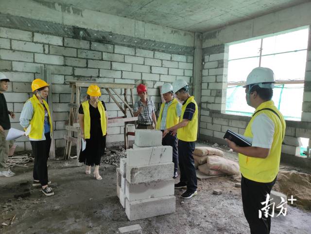 實(shí)地查看新建教學(xué)樓施工情況。