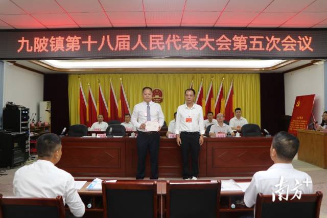 黃成志（右）向鄭劍鋒（左）頒發(fā)證書(shū)。