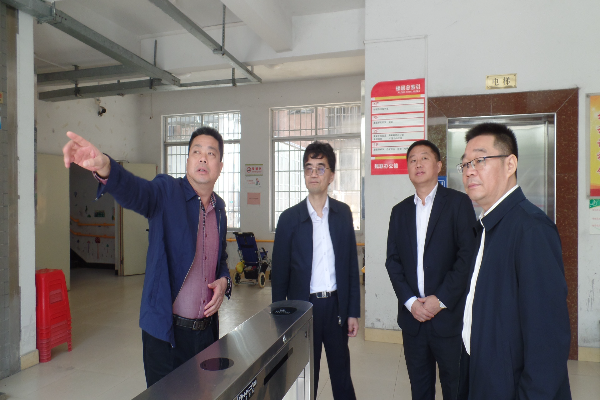 圖為2023年11月28日連州市殘聯(lián)向廣東省殘聯(lián)黨組書記、理事長(zhǎng)陳學(xué)軍（右二）介紹連州市殘疾人服務(wù)設(shè)施情況.JPG