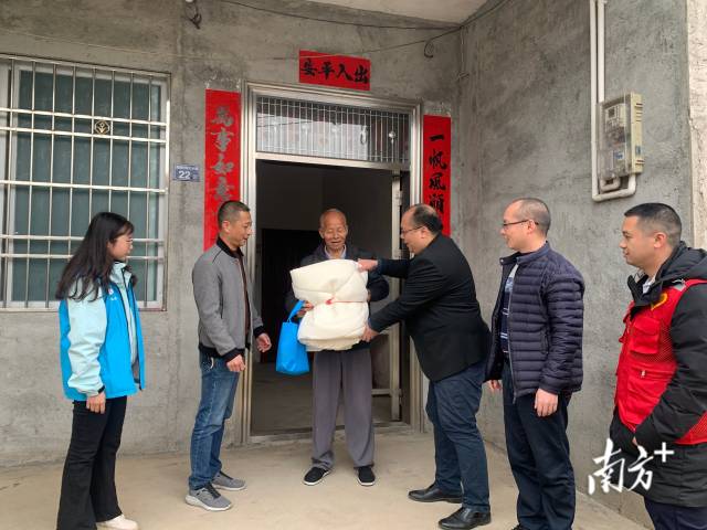 給困難群眾送御寒物資。
