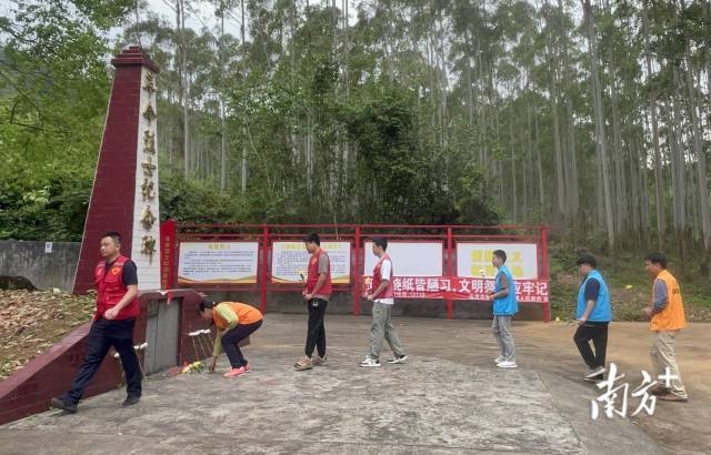 敬獻(xiàn)鮮花。