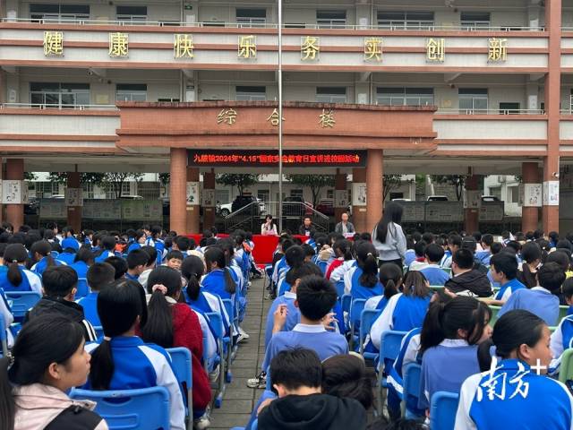 進校園宣講。