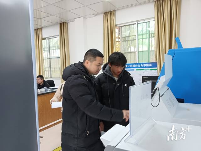 辦事群眾在粵智助進行兵役登記。