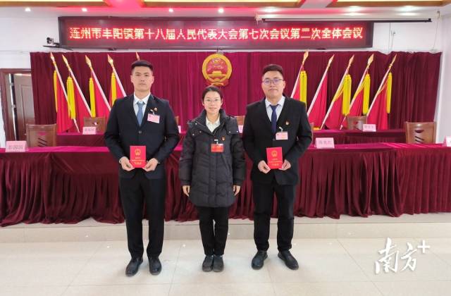 陳穎航為沈偉雄（右一）、陳益（左一）頒發(fā)當(dāng)選證書。
