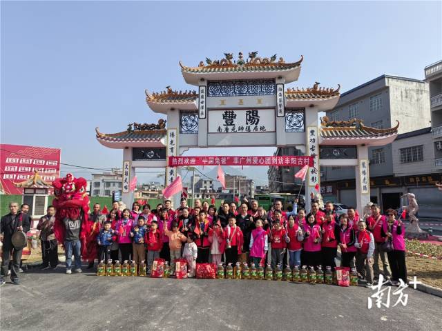 自2016年起，“中國兔爸”程敏在元旦當(dāng)日都會雷打不動帶領(lǐng)廣州的親子家庭踏上前往連州的愛心之旅。