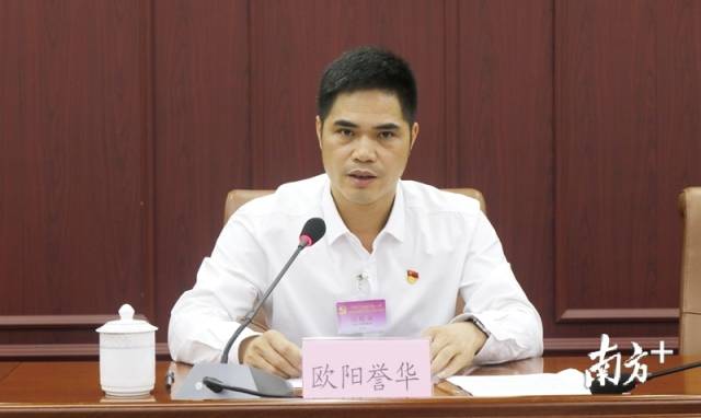 連州市委常委、市紀委書記、市監(jiān)委主任歐陽譽華代表市紀委常委會作工作報告。段燦 攝